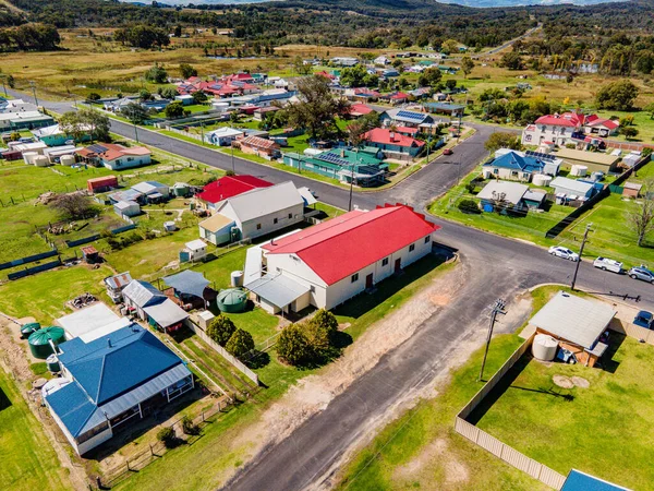 澳大利亚Emmaville美丽的房屋被空中拍摄到 周围绿油油的田野环绕着 — 图库照片