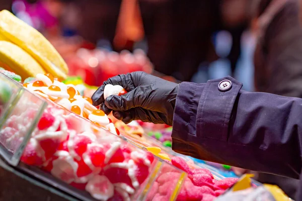 Loja Doces Mão Irreconhecível Pegando Doces Mercado Sevilha Espanha — Fotografia de Stock