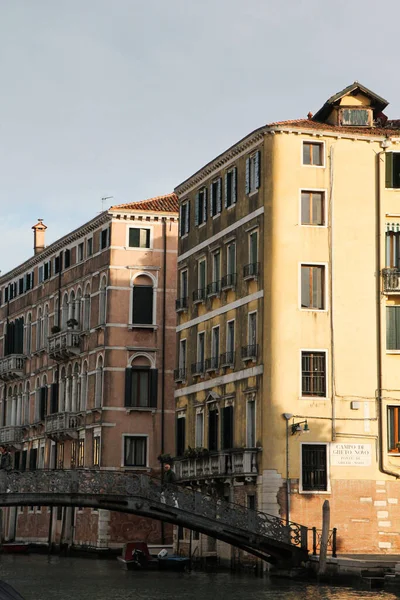 Venedik Talya Eski Binaların Dikey Görüntüsü Kanal Üzerinde Bir Köprü — Stok fotoğraf