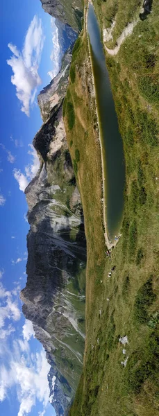Panoramatický Výhled Jezero Údolí Skalnaté Krajiny Slunečného Jarního Dne — Stock fotografie