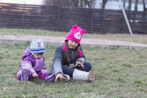 遊園地で遊んでいる母親と娘たち — ストック写真
