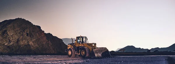Een Panoramisch Shot Van Een Tractor Aan Het Werk Mijnen — Stockfoto