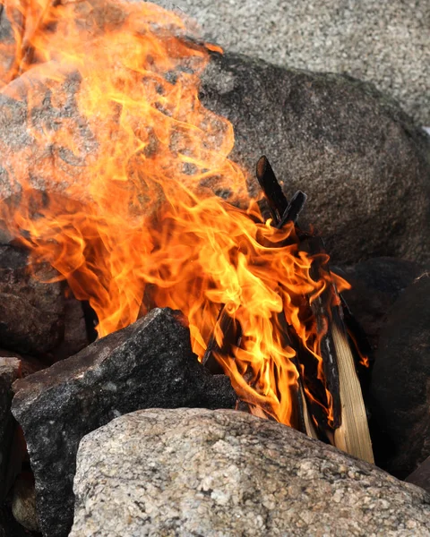 Een Verticaal Schot Van Kampvuur Hete Gele Vlammen Branden — Stockfoto
