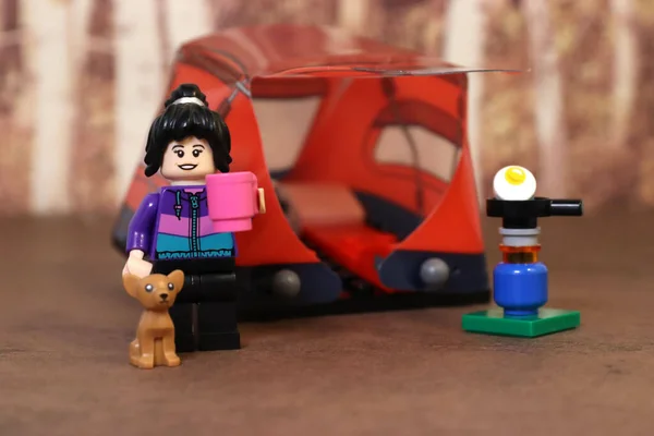 Mini Figuur Speelgoed Vrouwelijk Karakter Met Een Kopje Koffie Met — Stockfoto