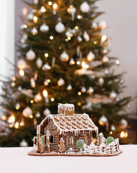 Gingerbread Cottage House Real Christmas Tree Background — Stock Photo, Image