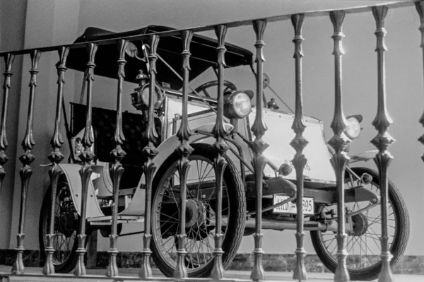 具有历史意义的小型汽车停放在室内 Rochet公司 — 图库照片