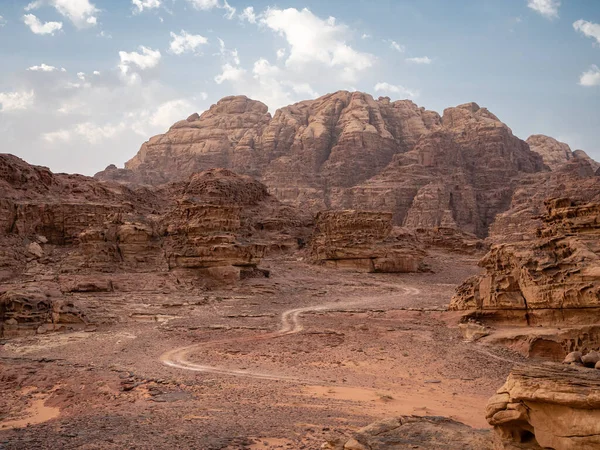 Road Accross Wadi Rum Desert Moutains Jordânia — Fotografia de Stock