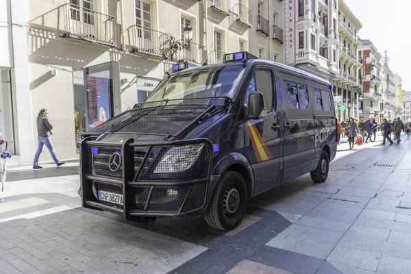 Ein Der Straße Abgestellter Großer Polizeitransporter Modell Mercedes Benz Sprinter — Stockfoto