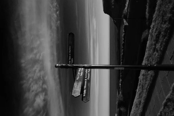 Eine Vertikale Graustufenaufnahme Eines Hinweisschildes Auf Einer Straße Whitby Großbritannien — Stockfoto