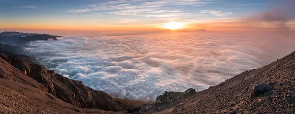 Una Vista Panoramica Delle Nuvole Che Galleggiano Nell Aria Uno — Foto Stock