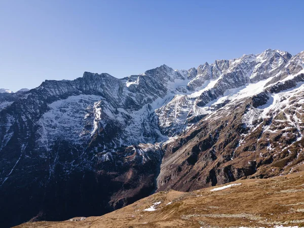 Karlı Dağların Olduğu Bir Kış Manzarası — Stok fotoğraf