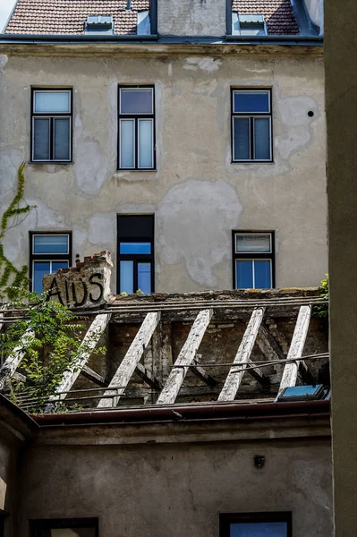 Вертикальний Постріл Графіті Словом Снід Розпорошився Димар Занедбаному Будинку Відні — стокове фото