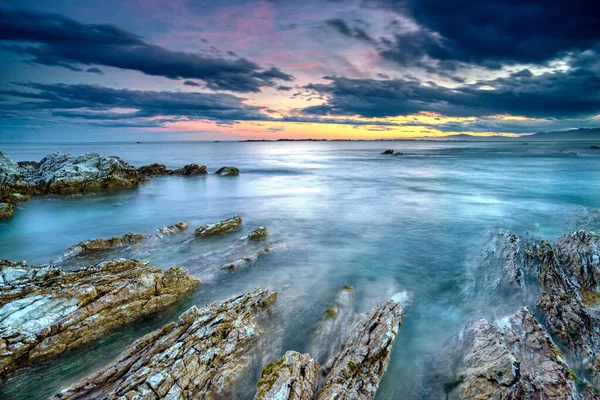 После Захода Солнца Прилива Над Прибрежными Скалами Возле Кайкоуры Южный — стоковое фото