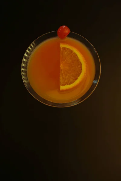 Une Vue Dessus Cocktail Orange Fantaisie Savoureux Sur Table Bois — Photo