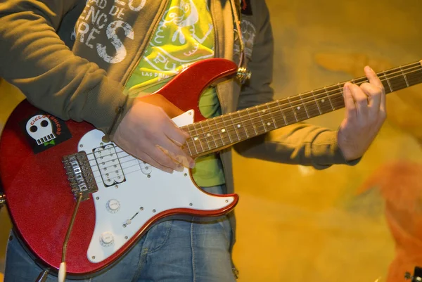 Acercamiento Los Dedos Hombre Tocando Guitarra Roja Yamaha Pacifica Pac012 — Foto de Stock