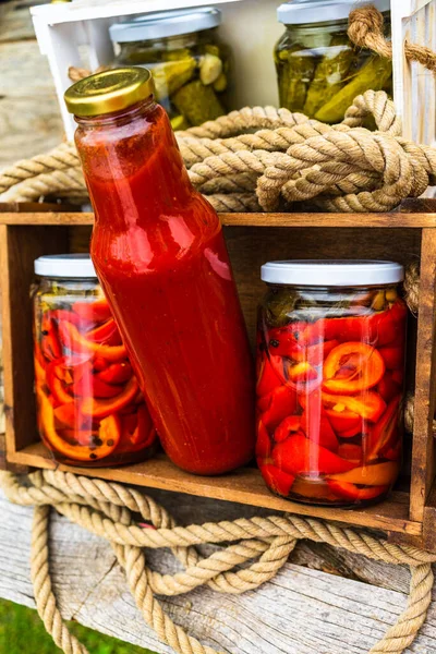 Vertikal Bild Trälåda Med Tomatsås Och Glasburkar Med Inlagd Röd — Stockfoto