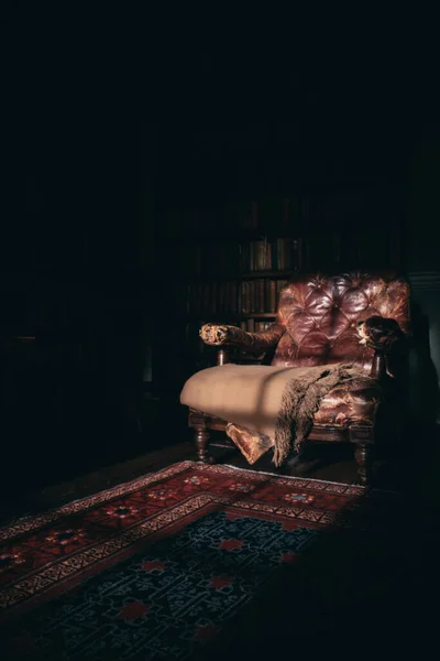 Une Chambre Sombre Avec Fauteuil Dans Une Maison Historique — Photo