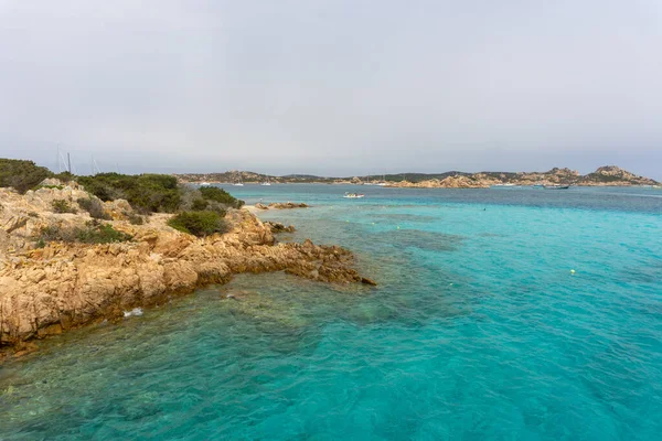 サルデーニャ島のマダレナ諸島に沿ってターコイズブルーの水のある風光明媚な海岸 — ストック写真