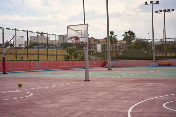 Schöne Aussicht Auf Den Platz Mit Basketballständern Und Laternenmasten — Stockfoto