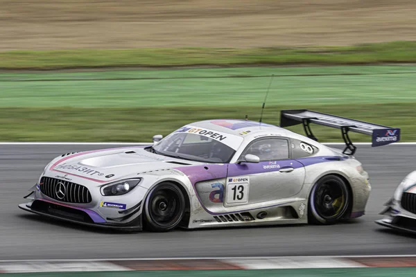 Ein Schneller Weißer Rennwagen Auf Nasser Strecke Mercedes Benz Amg — Stockfoto