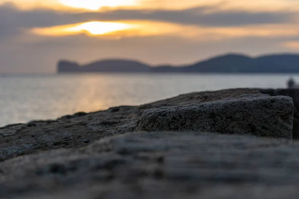 Ett Selektivt Fokus Bergsyta Strand Längs Sardinien Mot Solnedgång Himmel — Stockfoto