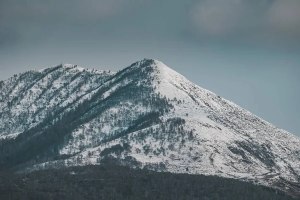 Een Schilderachtig Uitzicht Van Een Berg Sneeuw Onder Blauwe Lucht — Stockfoto
