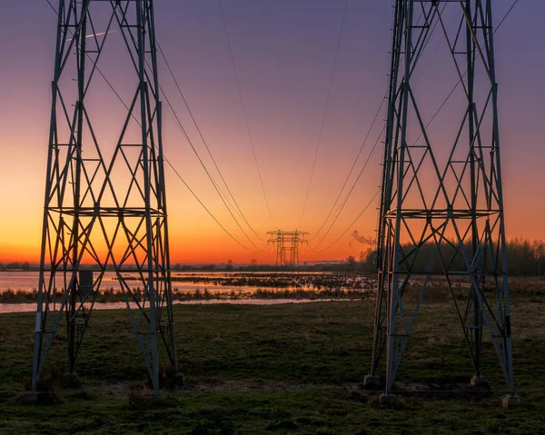 風光明媚な夕日に対する高電圧伝送塔 — ストック写真