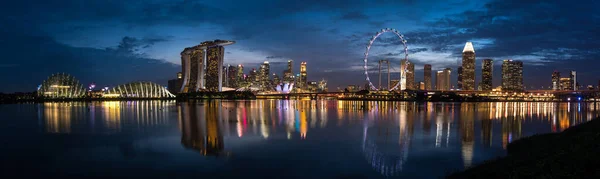 Eine Panoramaaufnahme Einer Stadt Singapur Vor Blauem Himmel — Stockfoto