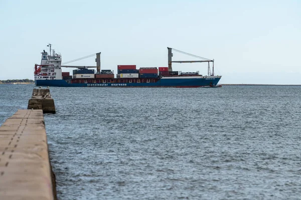 海上貨物を運送する同社の貨物船 — ストック写真