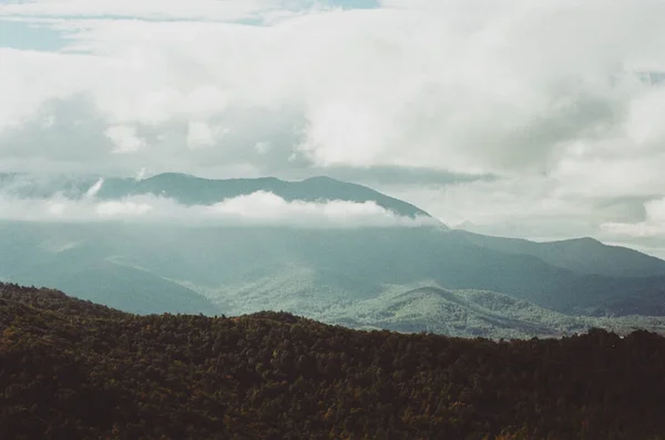 Une Belle Vue Sur Paysage Montagneux Sous Ciel Nuageux — Photo