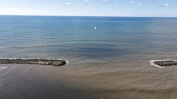 Una Vista Del Dron Algunos Rompeolas Mar Durante Día —  Fotos de Stock