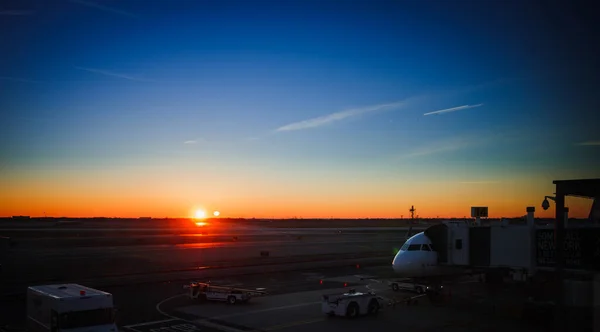 Uma Foto Vista Nascer Sol Aeroporto — Fotografia de Stock