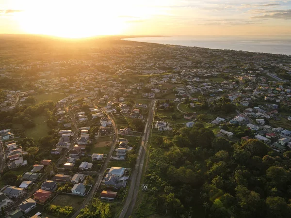 San Fernando şehrinin hava manzarası Trinidad ve Tobago 'da günbatımında alacakaranlık gökyüzüne karşı.