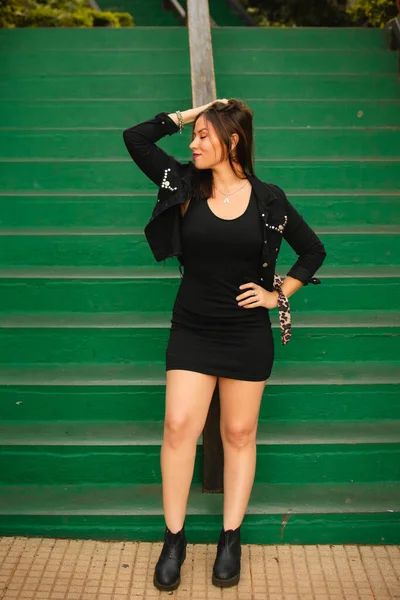 Joven Modelo Con Vestido Negro Jeans Posando Para Cámara Calle —  Fotos de Stock