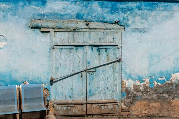 Старый Фасад Здания Выветривающимися Стенами Деревянная Дверь Треснувшей Синей Краской — стоковое фото