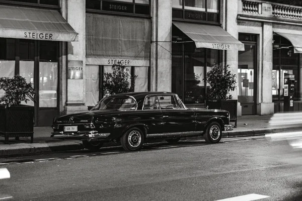 Gråskala Bild Mercedes Benz W111 Klassiska Lyxbil Parkerad Gatan Paris — Stockfoto