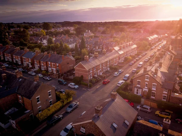 Piękny Widok Lotu Ptaka Miasto Tradycyjnymi Brytyjskimi Domami Zachodzie Słońca — Zdjęcie stockowe