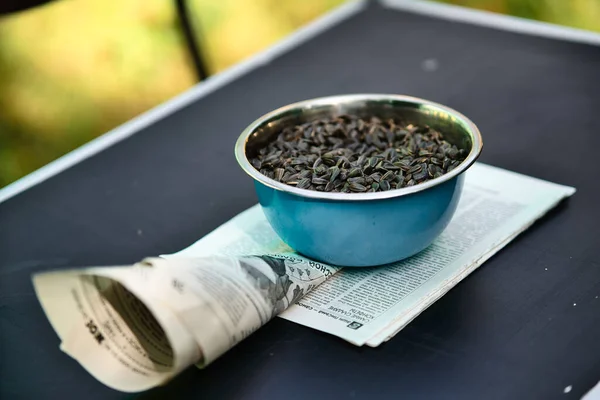 Primer Plano Las Semillas Girasol Recipiente Metal Una Mesa Junto — Foto de Stock