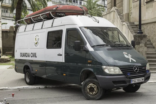 Duży Van Zaparkowany Ulicy Mercedes Benz Sprinter 413 Cdi Model — Zdjęcie stockowe