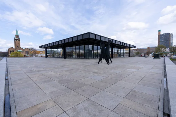 Die Schöne Fassade Der Neuen Nationalgalerie Berlin Vor Wolkenverhangenem Himmel — Stockfoto