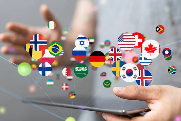 Vykreslování Vlajek Zemí Nad Rukou Držící Počítačový Tablet Globální Komunikační — Stock fotografie