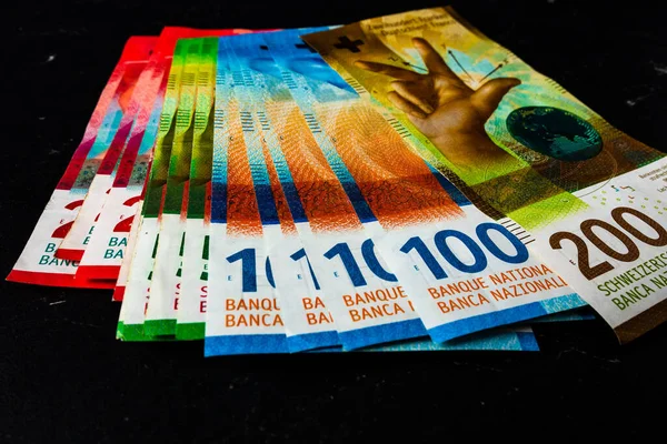 Stos Banknotów Franków Szwajcarskich Czarnym Tle — Zdjęcie stockowe