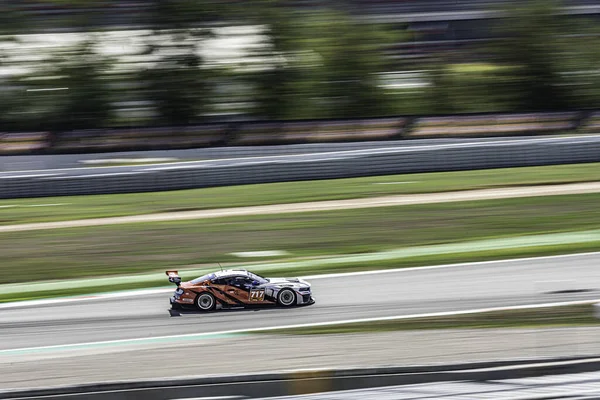 Szybki Samochód Wyścigowy Torze Srebrny Pomarańczowy Kolor Marc — Zdjęcie stockowe