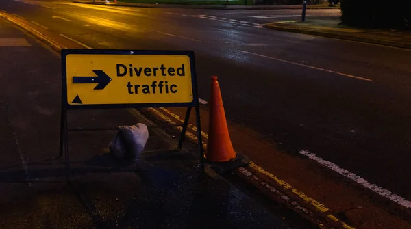 雨の道路上の 分岐交通 一時的な道路標識 — ストック写真