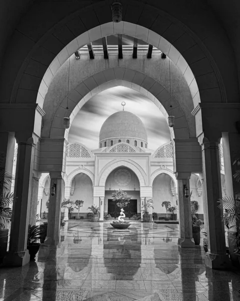 Vertical Grayscale View Mausoleum Luxuriant Decorations Pointed Arch — Stock Photo, Image