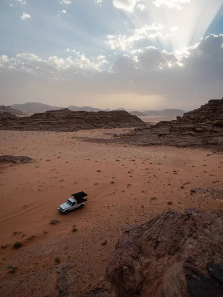 요르단 사막에 베두인족 픽업트럭 — 스톡 사진