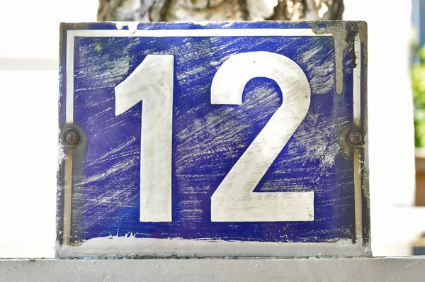 Uma Placa Número Casa Azul Branca Mostrando Número Doze — Fotografia de Stock