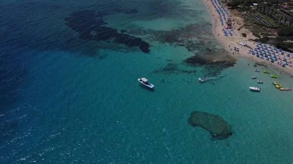 Widok Powietrza Łodzi Pływającej Turkusowym Morzu Pobliżu Plaży Słoneczny Dzień — Zdjęcie stockowe