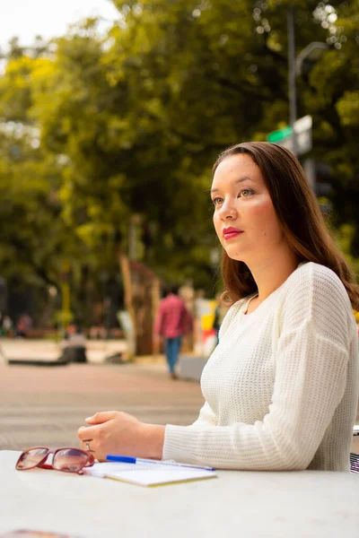 Una Bella Foto Una Donna Ispanica Seduta Fuori — Foto Stock