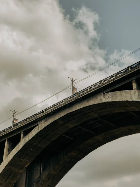 曇り空の下で橋の垂直低角度ショット — ストック写真
